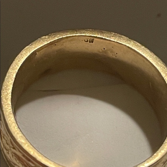 Gold Ring with Engraved Dragon Design (Solid ) Approx. 9 grams - Picture 8 of 14